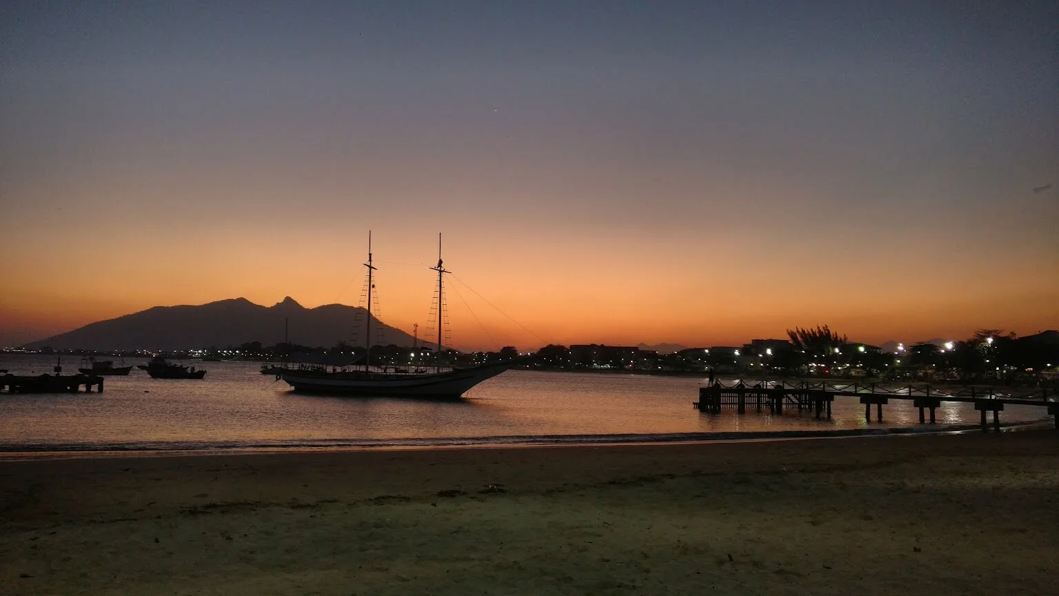 Praia do Centro - Pier de Madeira (Rio das Ostras)