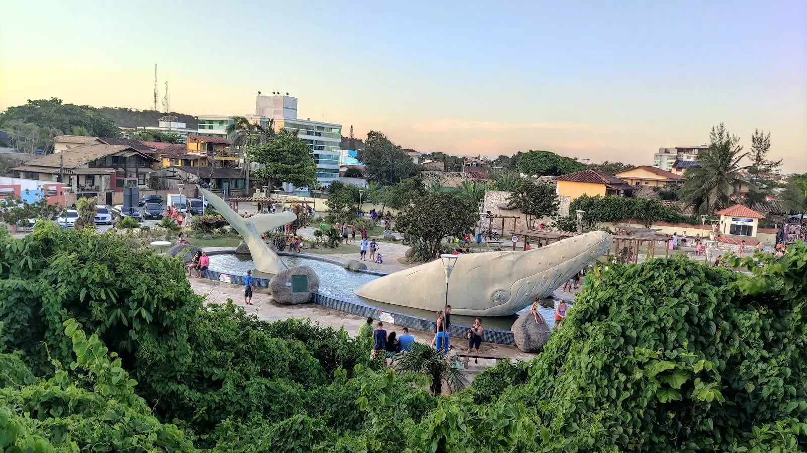 Praça da Baleia na orla da Praia da Baleia