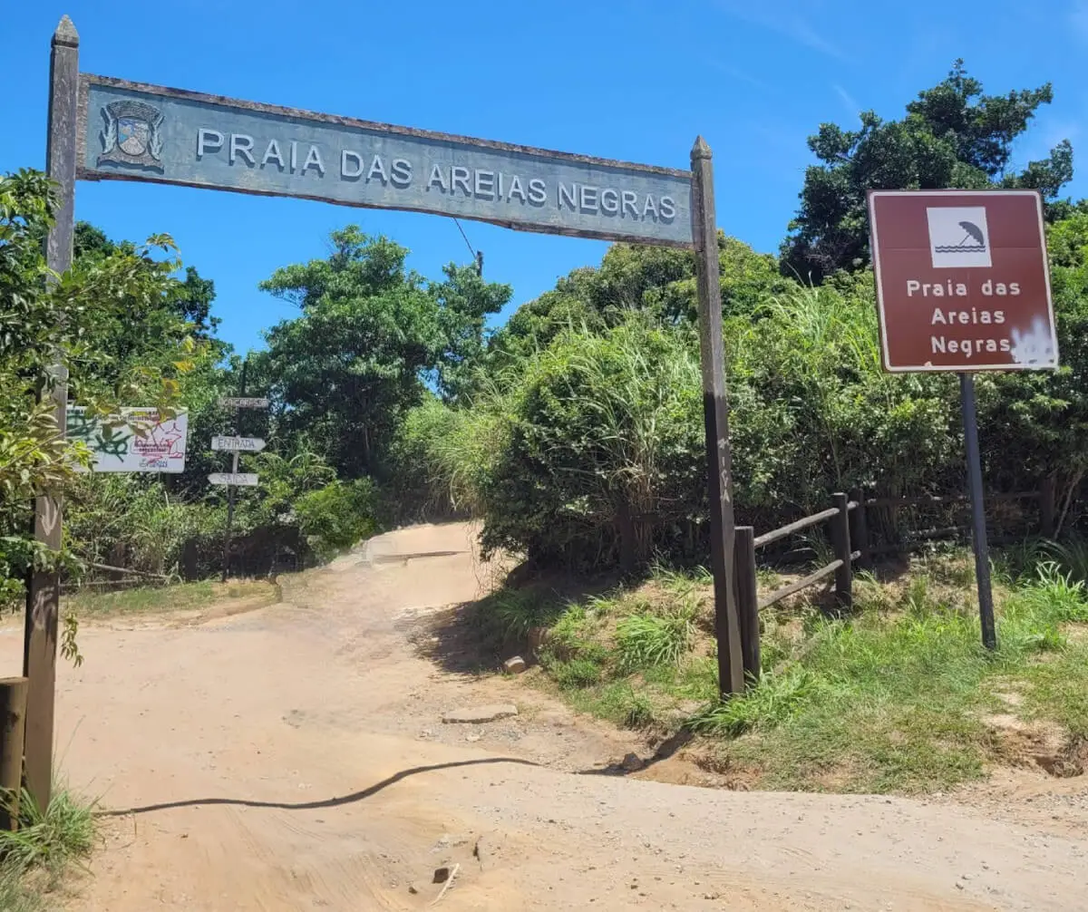 Praia das Areias Negras - entrada e estacionamento