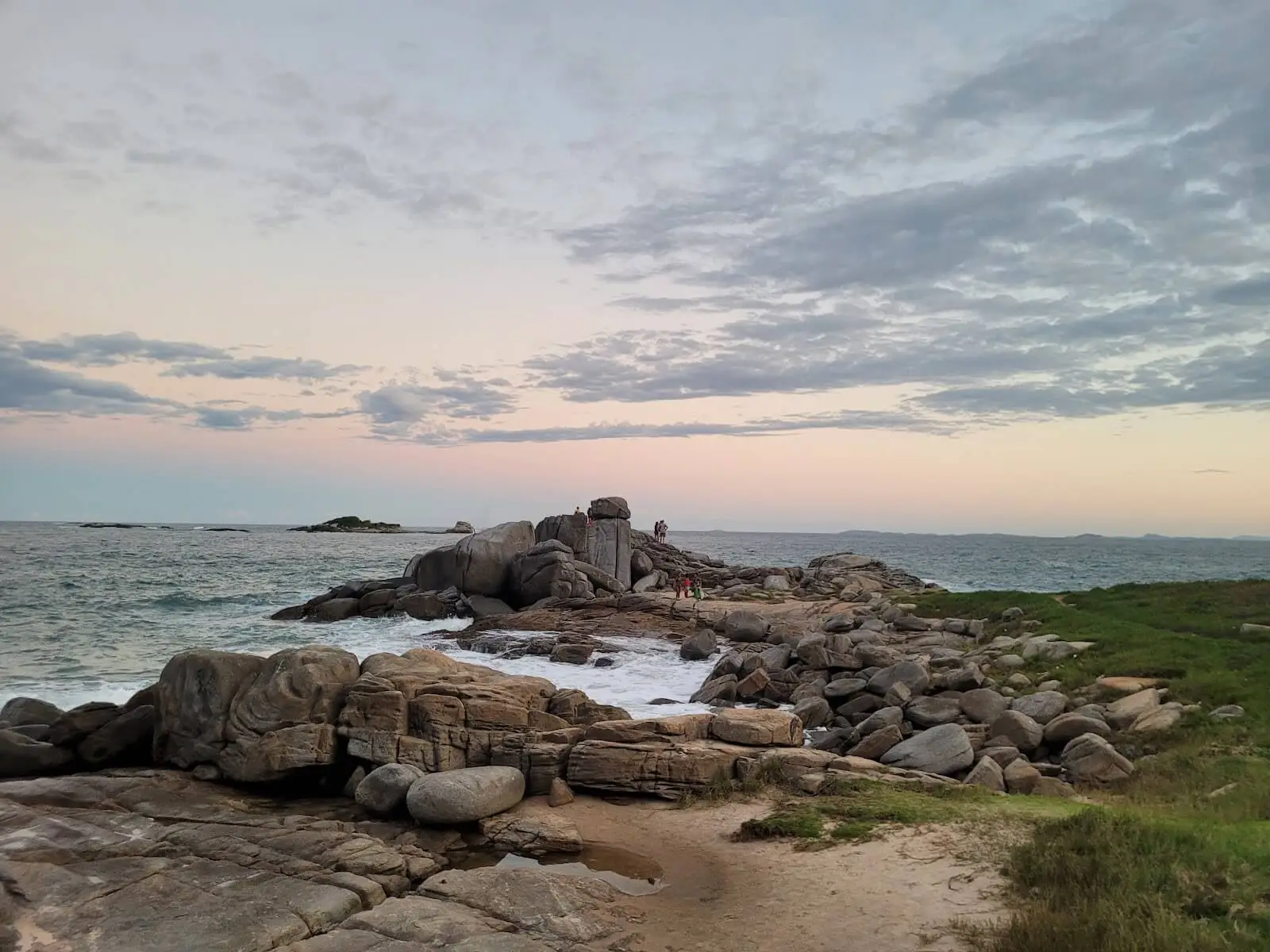 Monumento Natural dos Costões Rochosos perto da Praia das Areias Negras